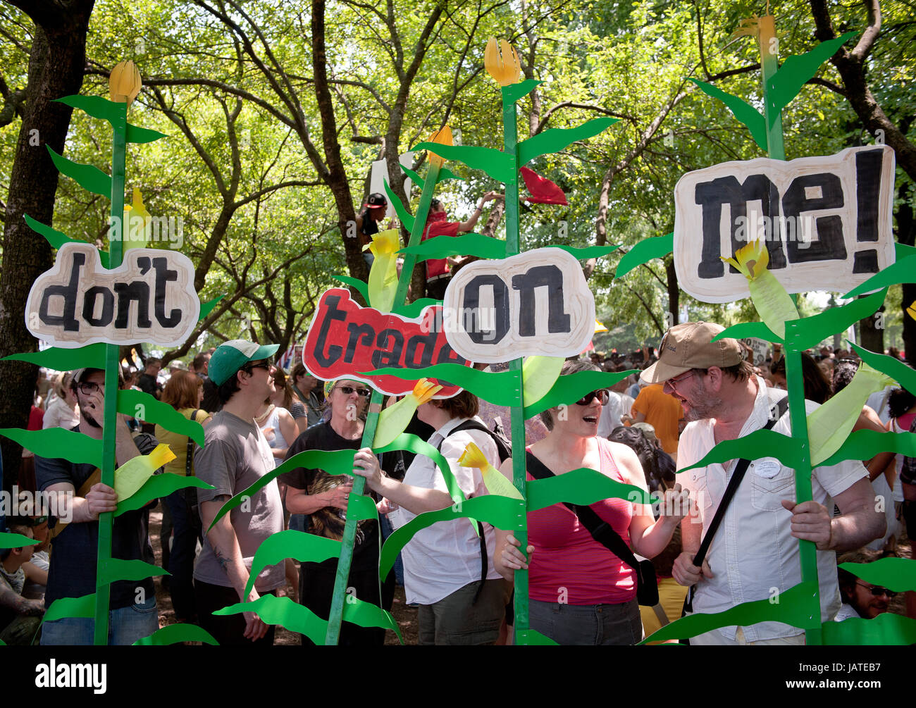 Le persone si radunano in Chicago Grant Park domenica a unirsi in un marzo al rally con la guerra in Iraq veterani, vicino a dove il vertice della NATO si svolge. Foto Stock