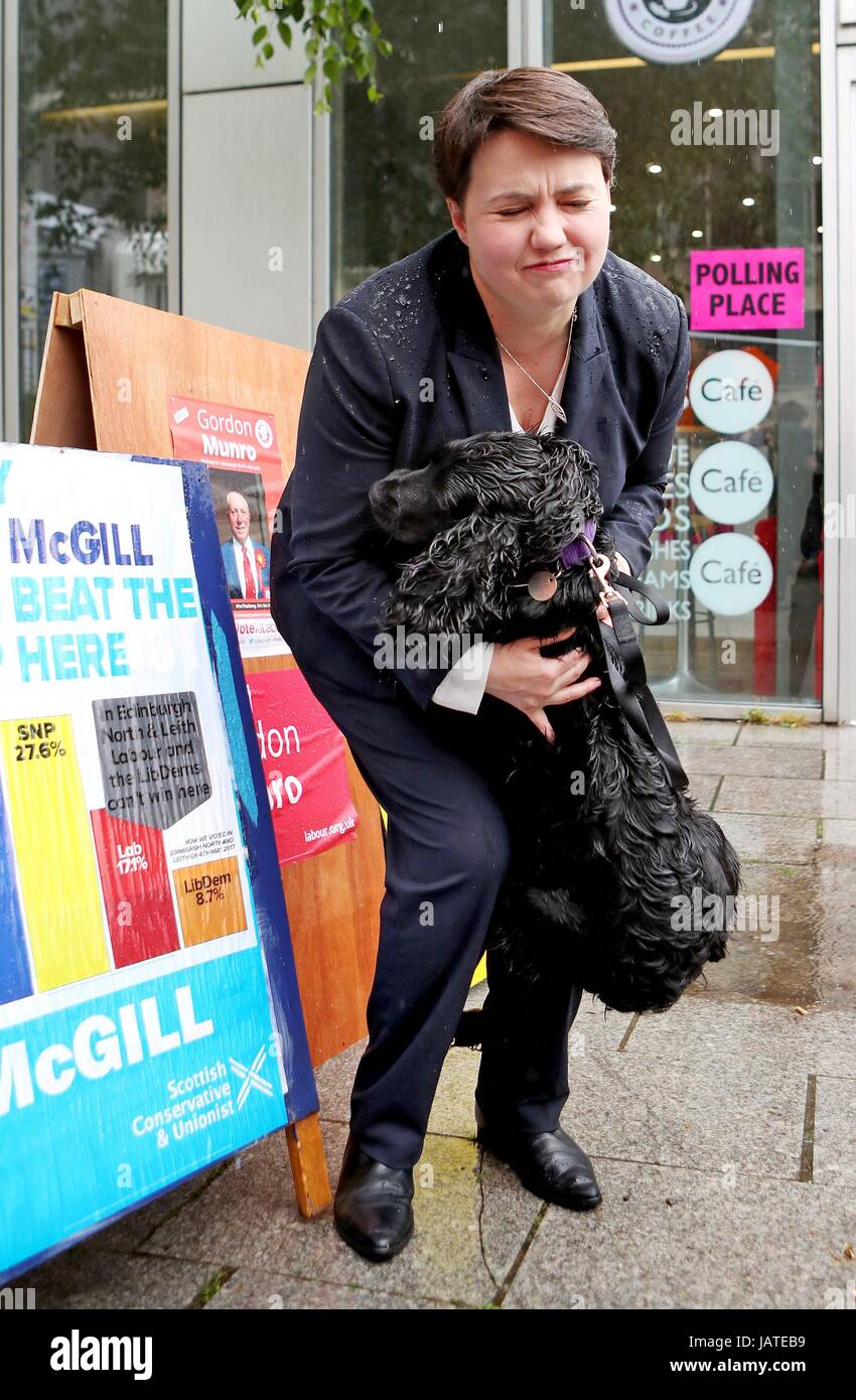 Scottish leader conservatore Ruth Davidson con il suo cane, chiamato Wilson, come lei arriva a gettare il suo voto nelle elezioni generali in corrispondenza di una stazione di polling al Cafe Comino in Edinburgh. Foto Stock