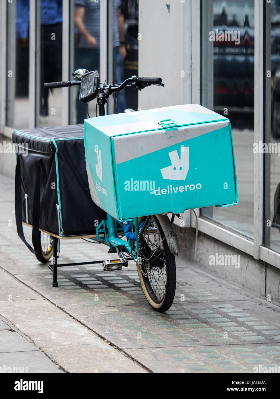 Deliveroo Consegna del cibo Cargo bike a Londra. Deliveroo è in concorrenza con la Uber mangia in questo mercato in rapida crescita. Foto Stock Deliveroo Consegna del cibo Cargo bike a Londra. Deliveroo è in concorrenza con la Uber mangia in questo mercato in rapida crescita. Foto Stock