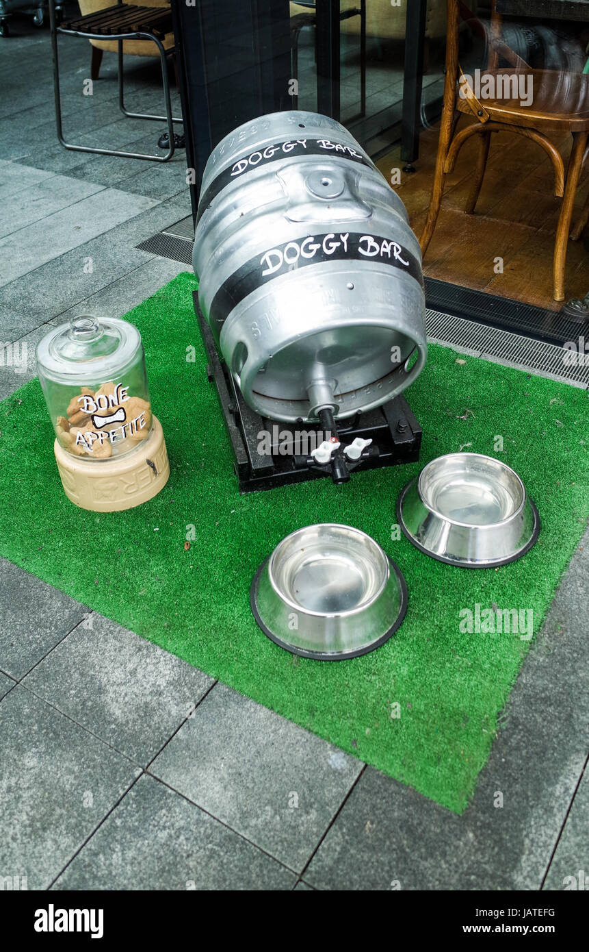 La Doggy Bar - un accogliente cane alimentazione e bevande area a un ristorante nella zona est di Londra del popolare Spitalfields Market Foto Stock