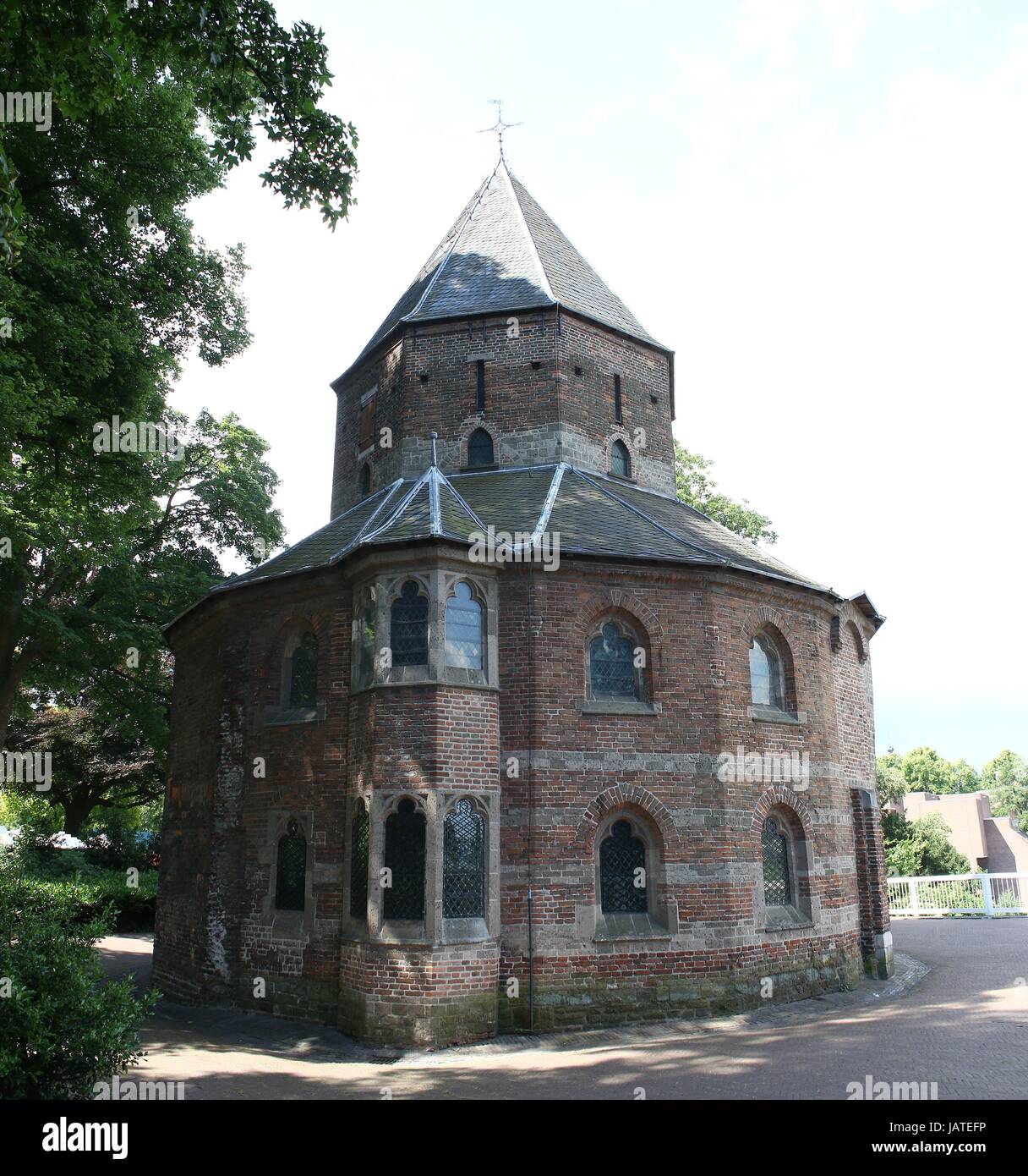 Xi secolo Sint-Nicolaaskapel (San Nicola cappella) a Valkhof park, centro di Nijmegen, Paesi Bassi. (Maglia di 2 immagini). Foto Stock