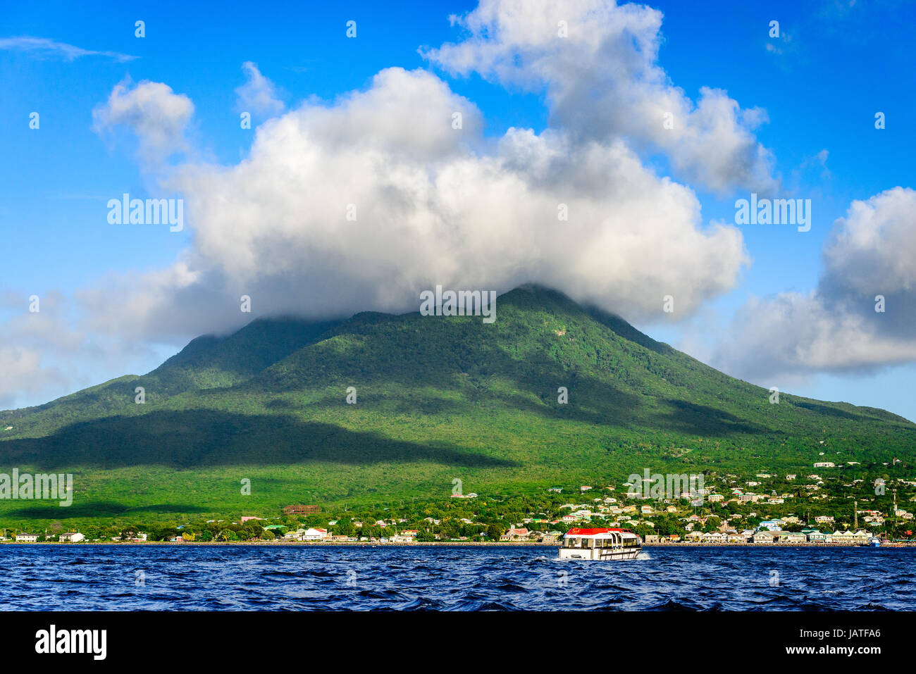Nevis Peak, un vulcano nel Mar dei Caraibi. Foto Stock