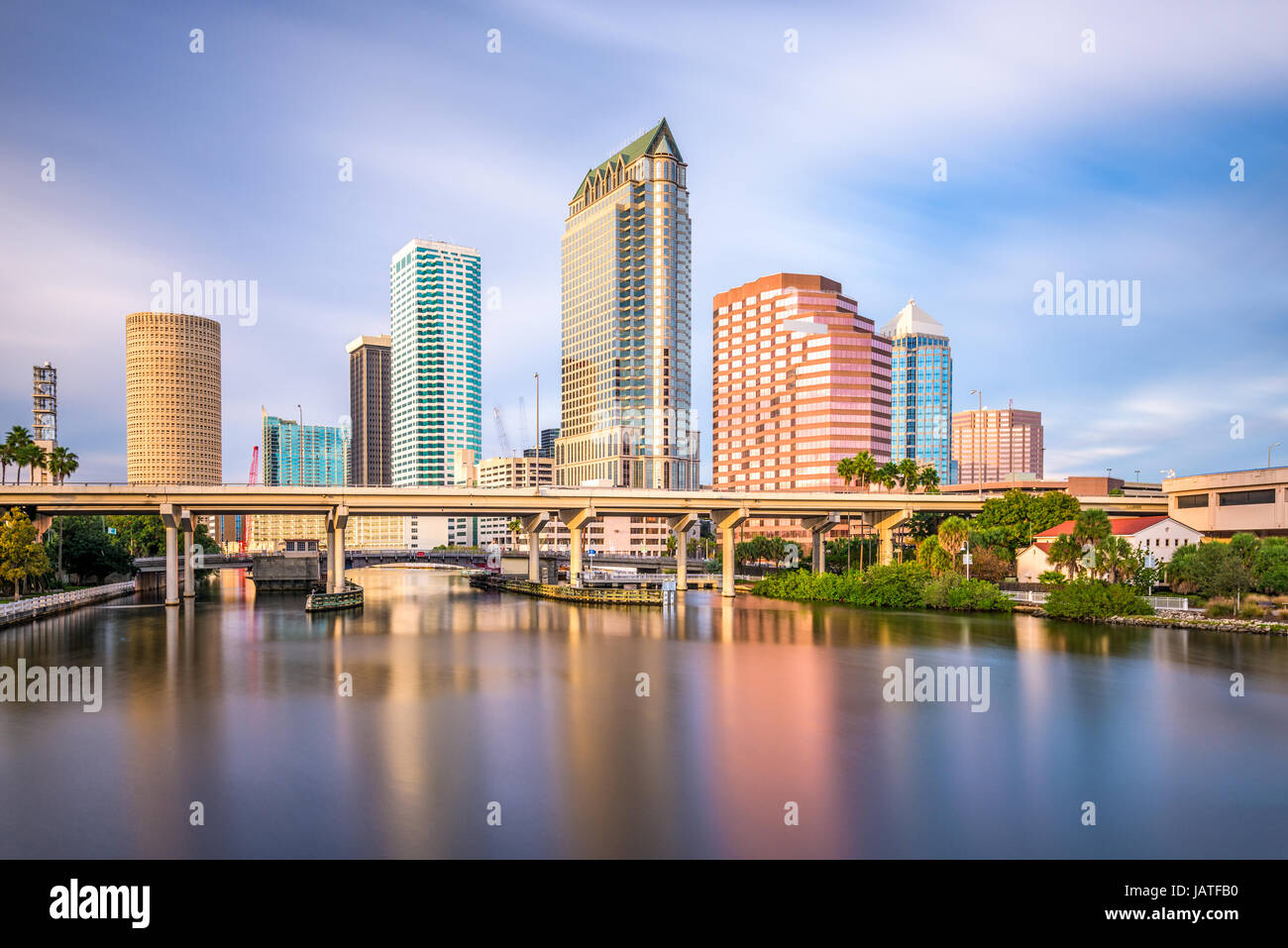 Tampa, Florida, Stati Uniti d'America skyline del centro sul fiume Hillsborough. Foto Stock