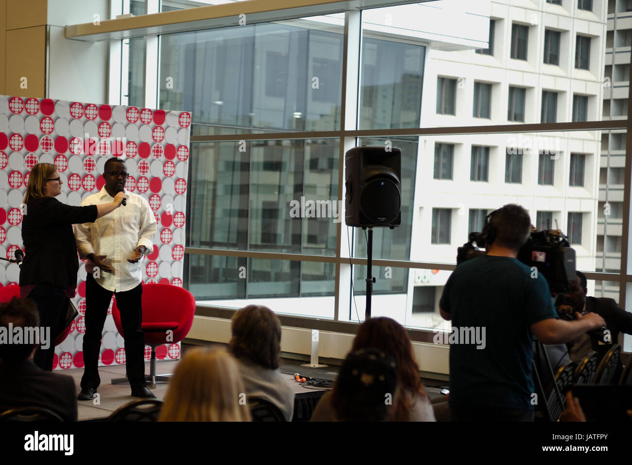 Arnaud de Grave / Le Pictorium - Effetti del maggiore numero di ponticelli di confine alla frontiera USA/Canada nel Manitoba. - 20/04/2017 - Canada / Manitoba - CBC media nazionali/radio ha organizzato una riunione per discutere la situazione dei rifugiati, specialmente il confine dei ponticelli. Tutti i punti di vista sono rappresentati: pro- e anti- migranti. Questioni di economia sono anche sollevato, nonché la sicurezza degli abitanti di Manitoba, in particolare le persone che vivono nelle città vicino al confine. Il timore di islam e di terrorismo domande ci sono ma mai affrontati direttamente. Foto Stock