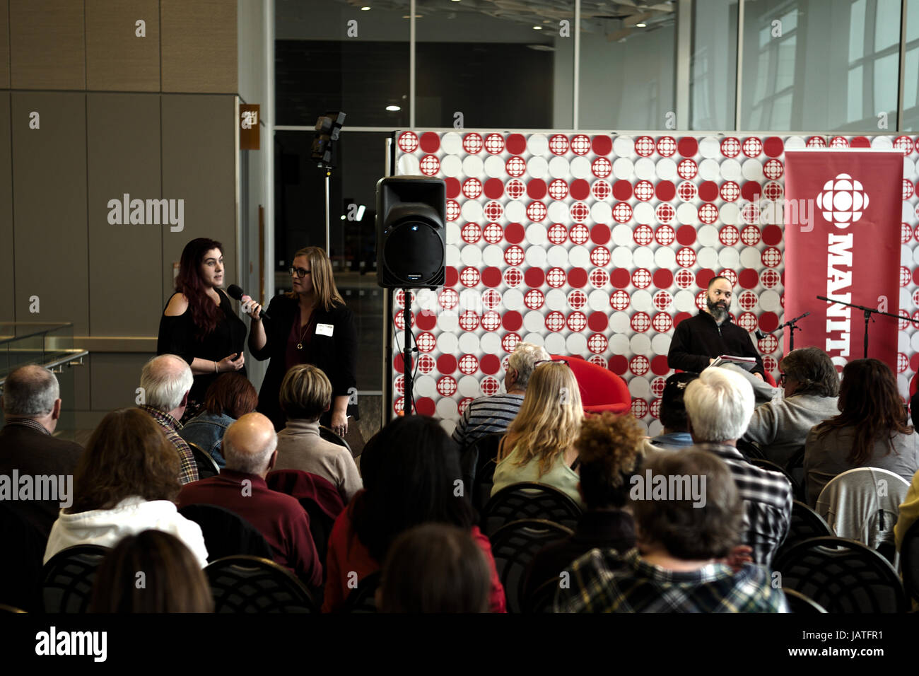 Arnaud de Grave / Le Pictorium - Effetti del maggiore numero di ponticelli di confine alla frontiera USA/Canada nel Manitoba. - 20/04/2017 - Canada / Manitoba - CBC media nazionali/radio ha organizzato una riunione per discutere la situazione dei rifugiati, specialmente il confine dei ponticelli. Tutti i punti di vista sono rappresentati: pro- e anti- migranti. Questioni di economia sono anche sollevato, nonché la sicurezza degli abitanti di Manitoba, in particolare le persone che vivono nelle città vicino al confine. Il timore di islam e di terrorismo domande ci sono ma mai affrontati direttamente. Foto Stock