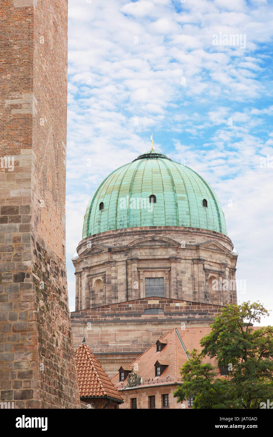 Cupola di Santa Elisabetta chiesa o Elisabethkirche a Norimberga città vecchia, Norimberga, Franconia, Baviera, Germania. Medievale Torre Bianca o Weisser Turm è in primo piano. Foto Stock