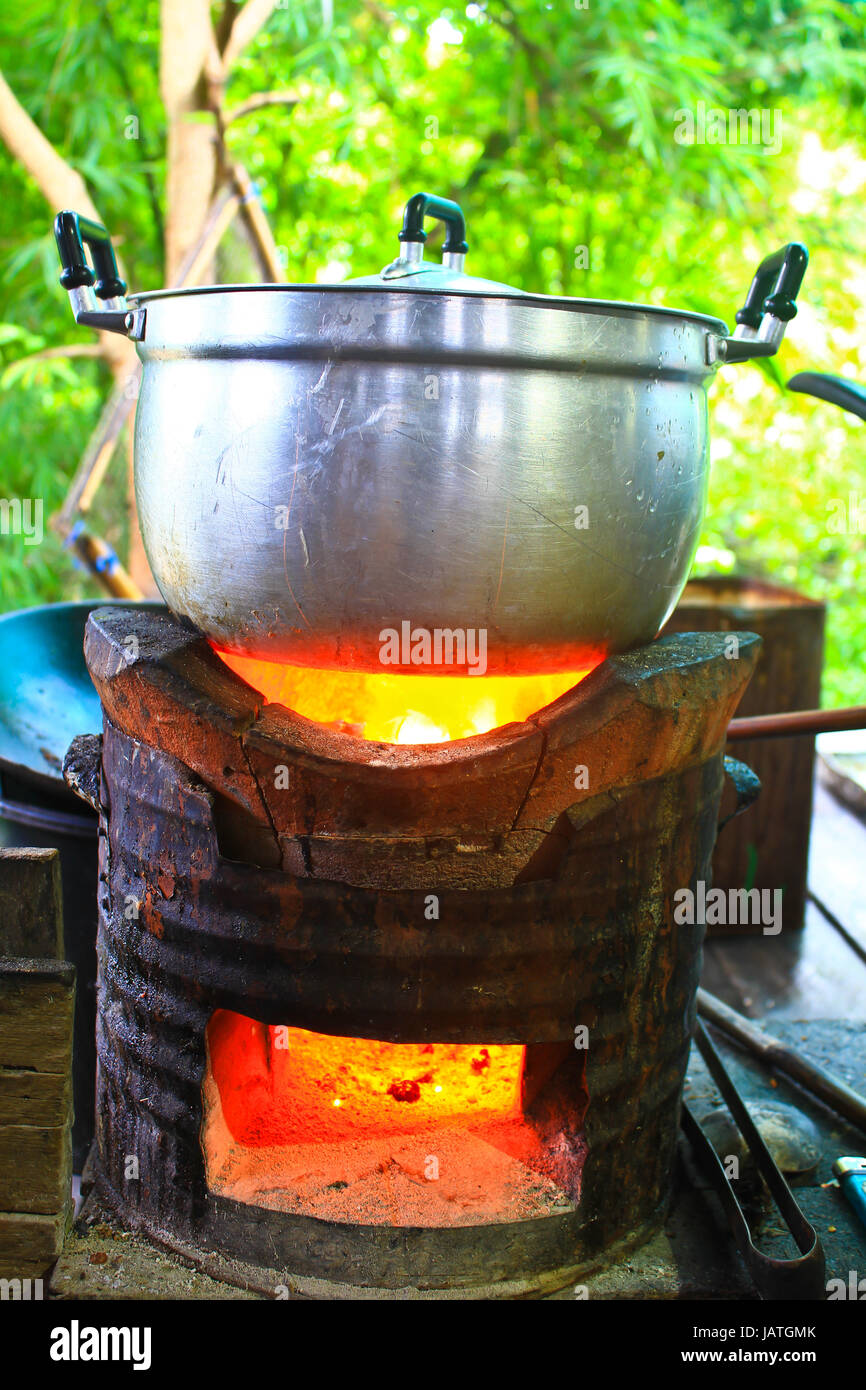 Cuoci riso, bolle in pentola in alluminio sulla stufa Foto stock - Alamy