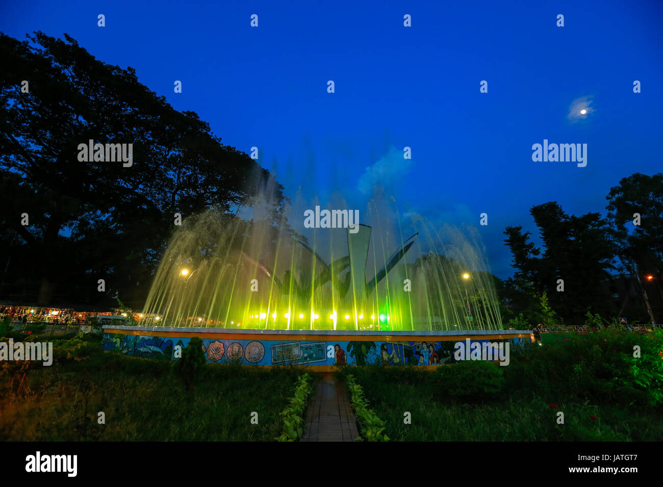 Il Doyel Chattar con una fontana di estetica e motivi tradizionali tutto intorno a Dhaka campus universitario. Banca Uttara sponsorizzato il lifting lavorare Foto Stock