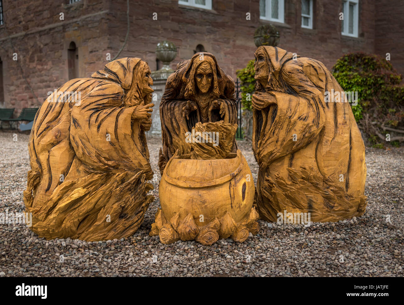 Il carving delle tre streghe di Shakespeare in Macbeth Glamis Castle Foto Stock