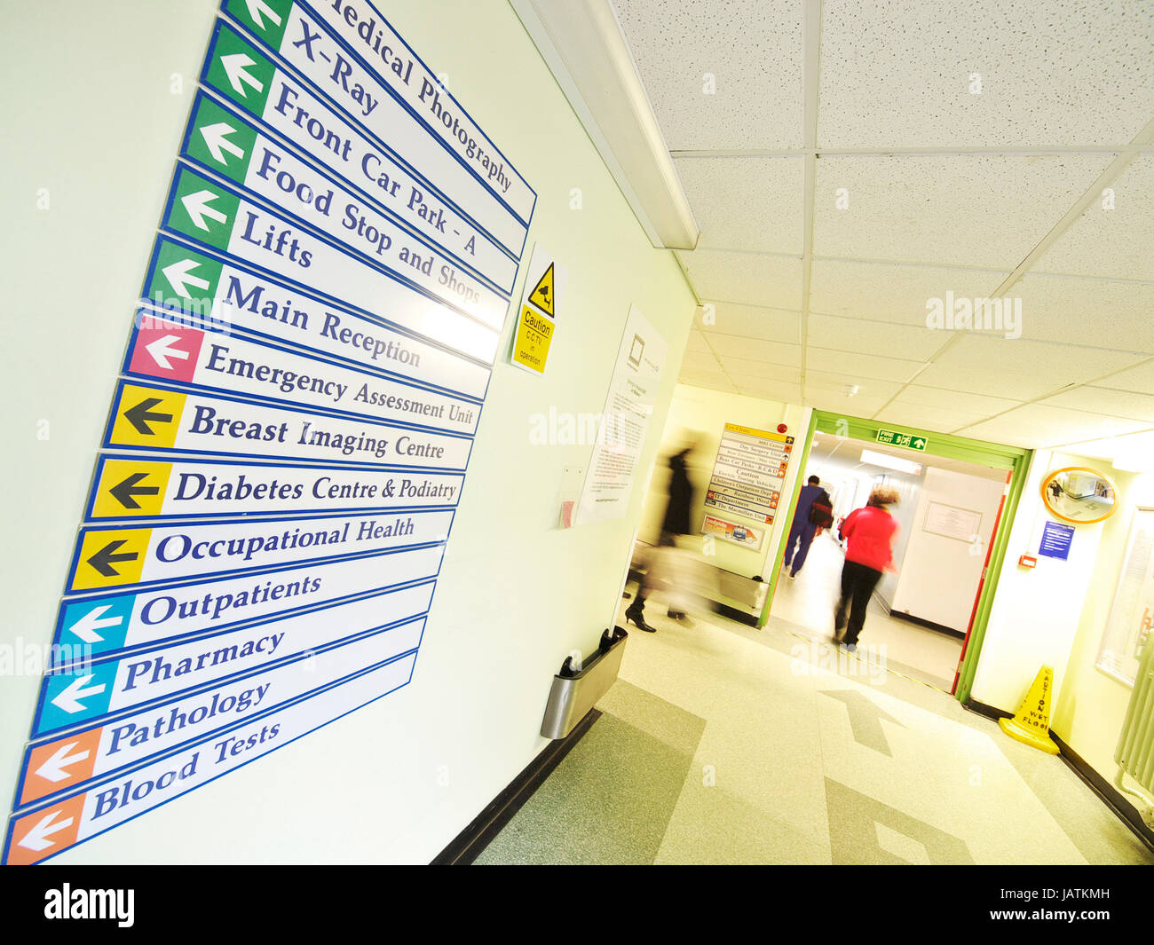 NHS Hospital NEL Regno Unito, cartellonistica con corridoi ospedalieri occupati che guardano vuoti e che si affacciano sui reparti di reparto e ambulatori Foto Stock