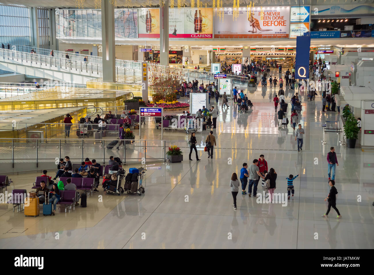 Hong Kong, Cina, 28 febbraio 2015. Passeggeri a piedi in Hong Kong Chek Lap Kok Airport. Foto Stock