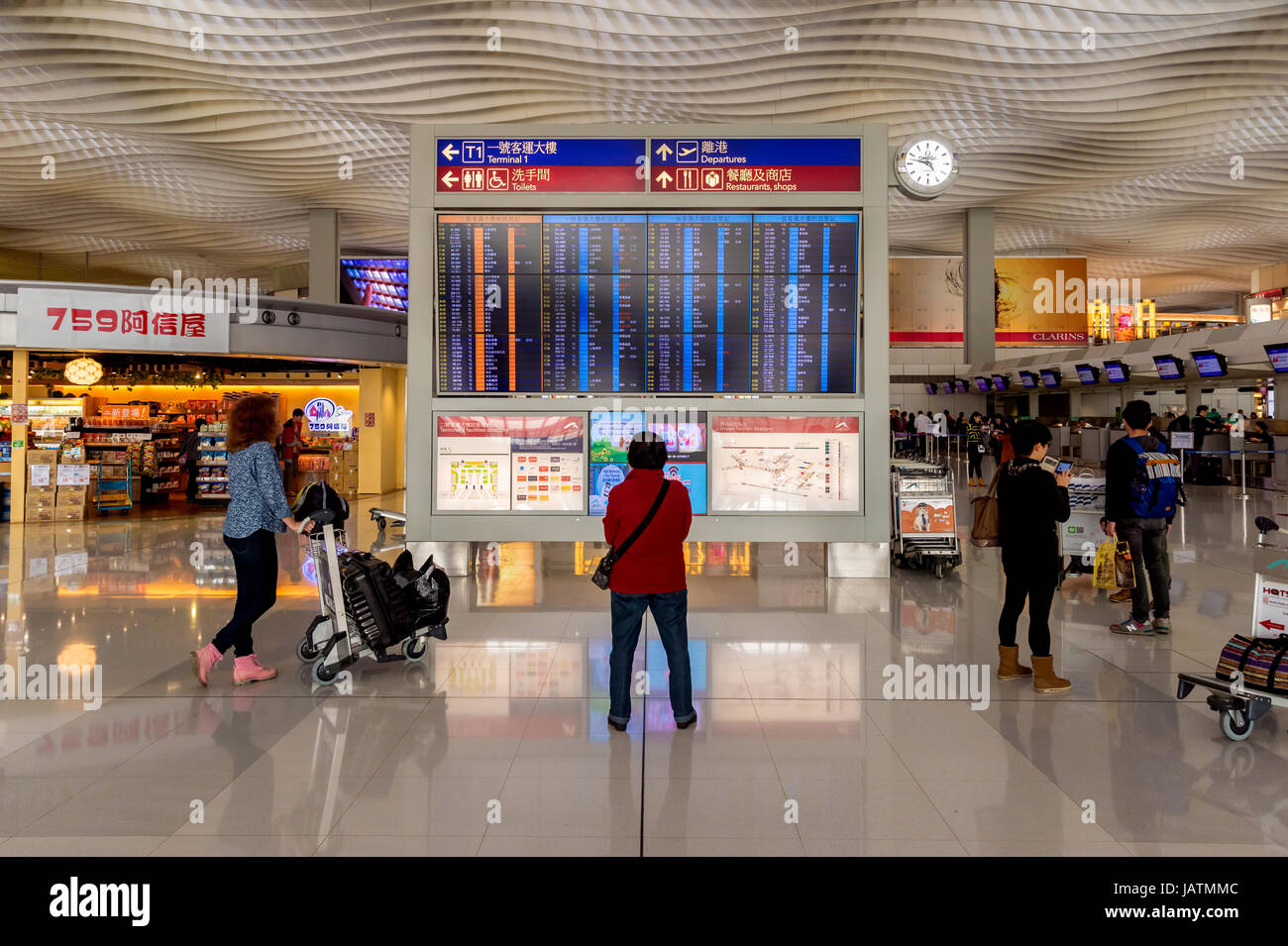 Hong Kong, Cina, 28 febbraio 2015. Il passeggero guardando calendario pensione a Hong Kong Airport. Foto Stock