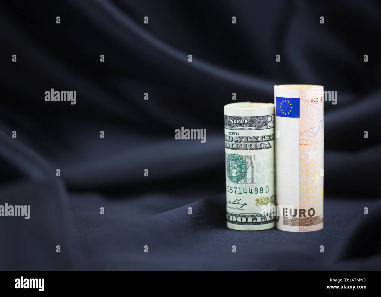 Euro e moneta americana insieme su raso nero display di sfondo di un diplomatico integrale, storico e di partenariato economico. Foto Stock