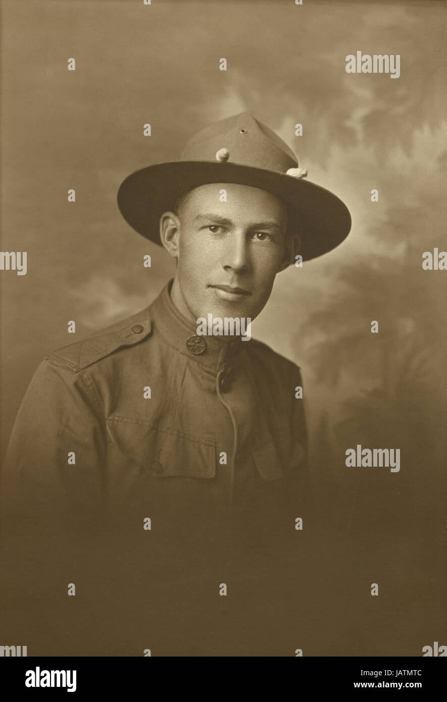 Antique c1917 fotografia, guerra mondiale I soldier indossando il collare disco per 2° Reggimento di Fanteria, azienda H. soldato sconosciuto da Mankato, Minnesota. Fonte: fotografia originale. Foto Stock