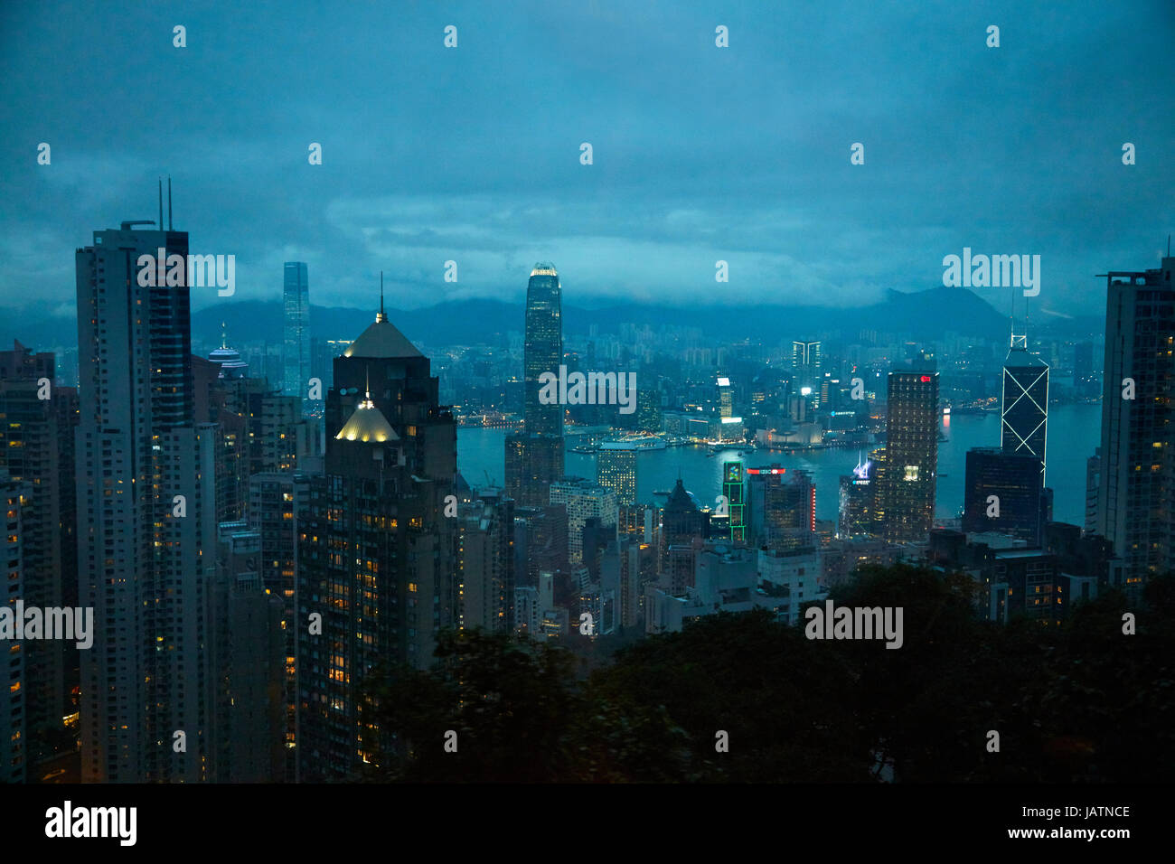 Vista su Kowloon, sul Porto Victoria e centrale, dal Victoria Peak, Isola di Hong Kong, Hong Kong, Cina Foto Stock