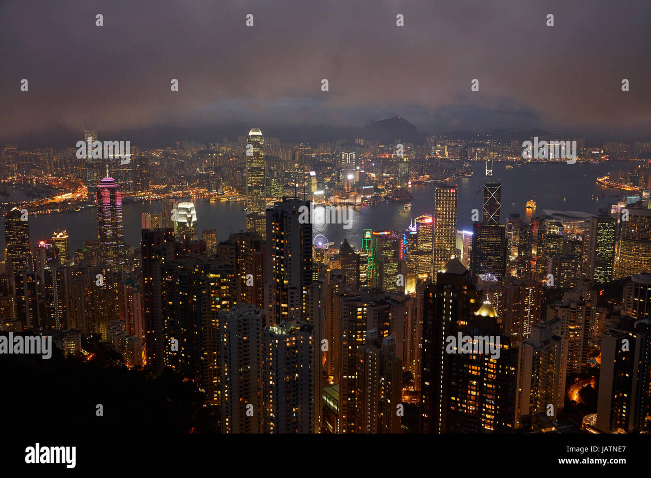 Vista su Kowloon, sul Porto Victoria e centrale, dal Victoria Peak, Isola di Hong Kong, Hong Kong, Cina Foto Stock