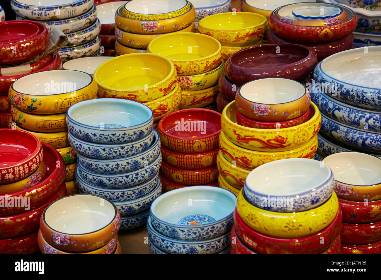 Ciotole in ceramica a Hong Kong il mercato dei fiori, Mong Kok, Kowloon, Hong Kong, Cina Foto Stock