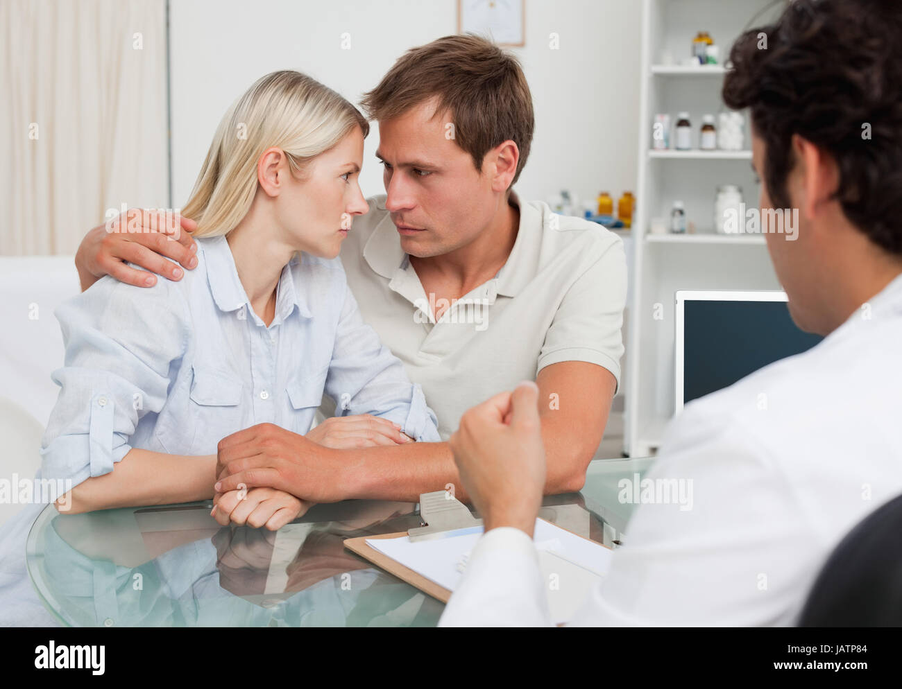 Triste coppia solo brutte notizie dal loro medico Foto Stock