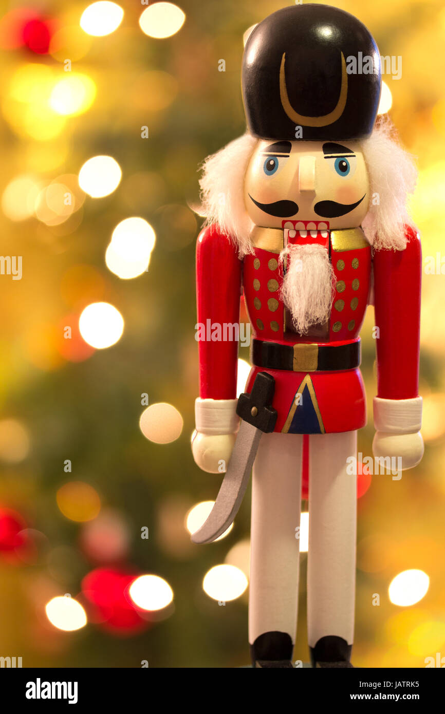 Nussknacker vor Bokeh-Hintergrund weihnachtlichem Foto Stock