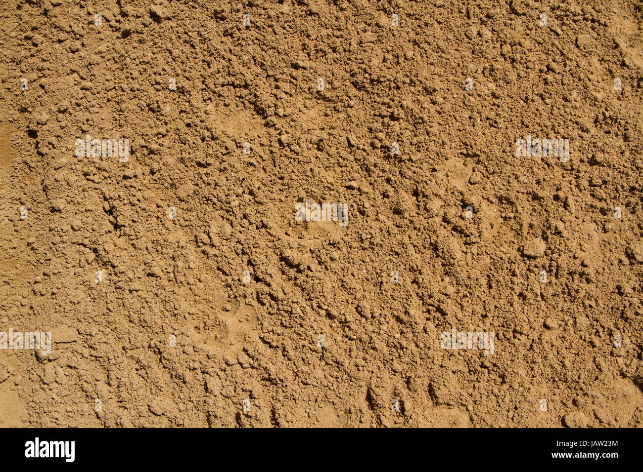 Terreno sabbioso con apparenti linee a 45 gradi che lo attraversano, creando uno sfondo o una trama molto semplice e ordinata che potrebbe essere ruotato per adattarlo Foto Stock