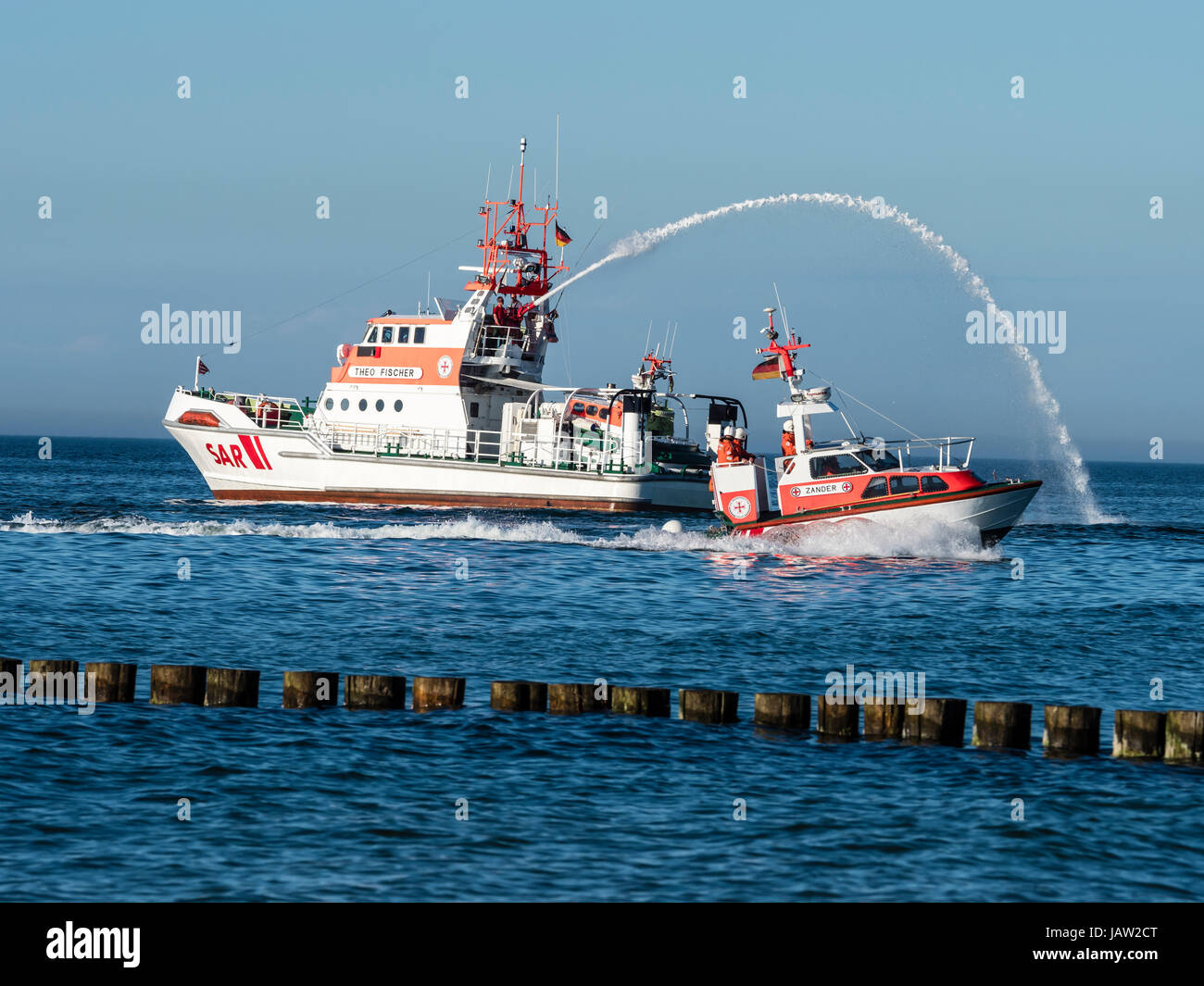 Marittimo di soccorso di emergenza cruiser, abilità di presentazione a wharf di Zingst durante il festival "Horizonte', Mar Baltico, penisola di Fischland-Darß-Zingst, Foto Stock