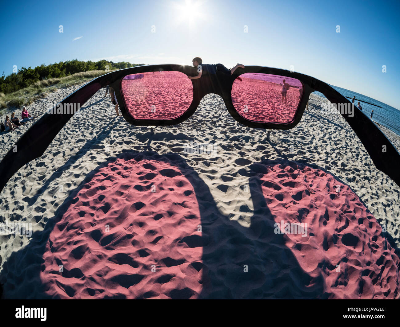 Oversized paio di occhiali da sole in spiaggia, arte di installazione durante il fotofestival "Horizonte Zingst', Vista fisheye, Mar Baltico, penisola di Fischland-D Foto Stock