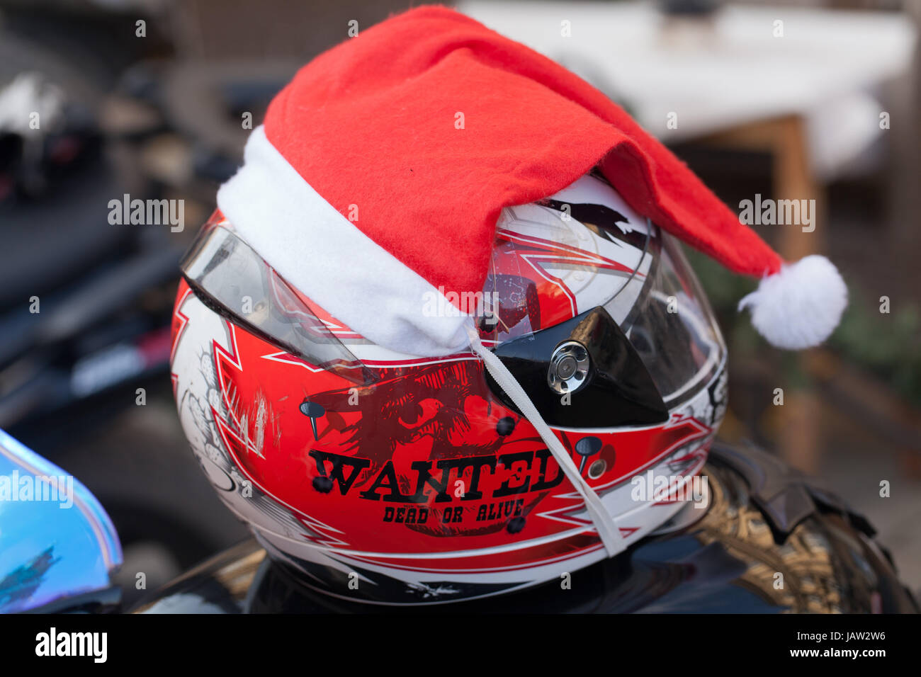 Natale decorati il casco di Babbo Natale Foto stock - Alamy