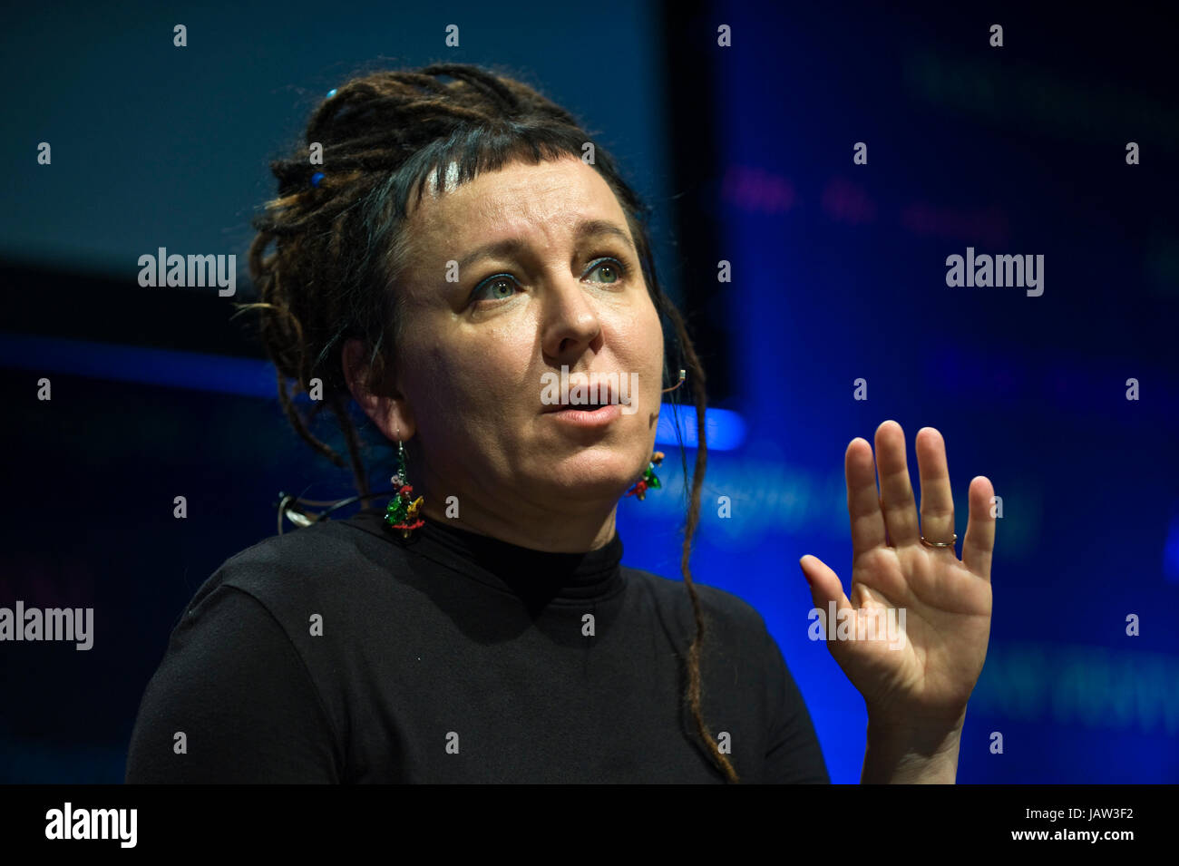 Olga tokarczuk romanziere polacco parlando sul palco a hay festival 2017 Hay-on-Wye powys wales uk Foto Stock