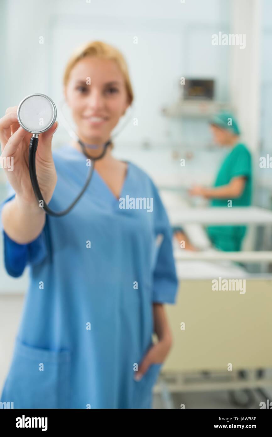 Focus su una bionda infermiera tenendo uno stetoscopio Foto Stock