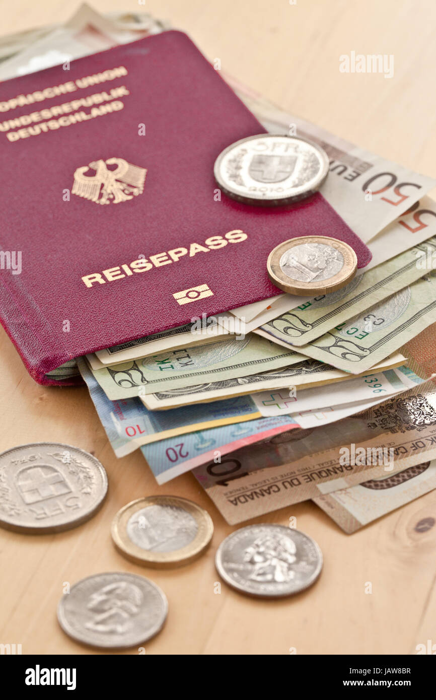 Deutscher Reisepass mit verschiedenen Waehrungen Foto Stock