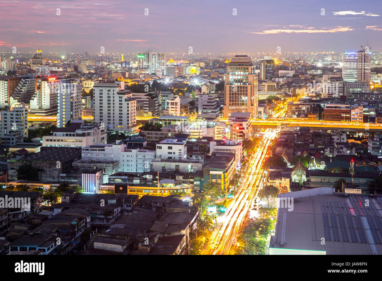Vista aerea del centro cittadino di Bangkok in una zona commerciale di notte Foto Stock