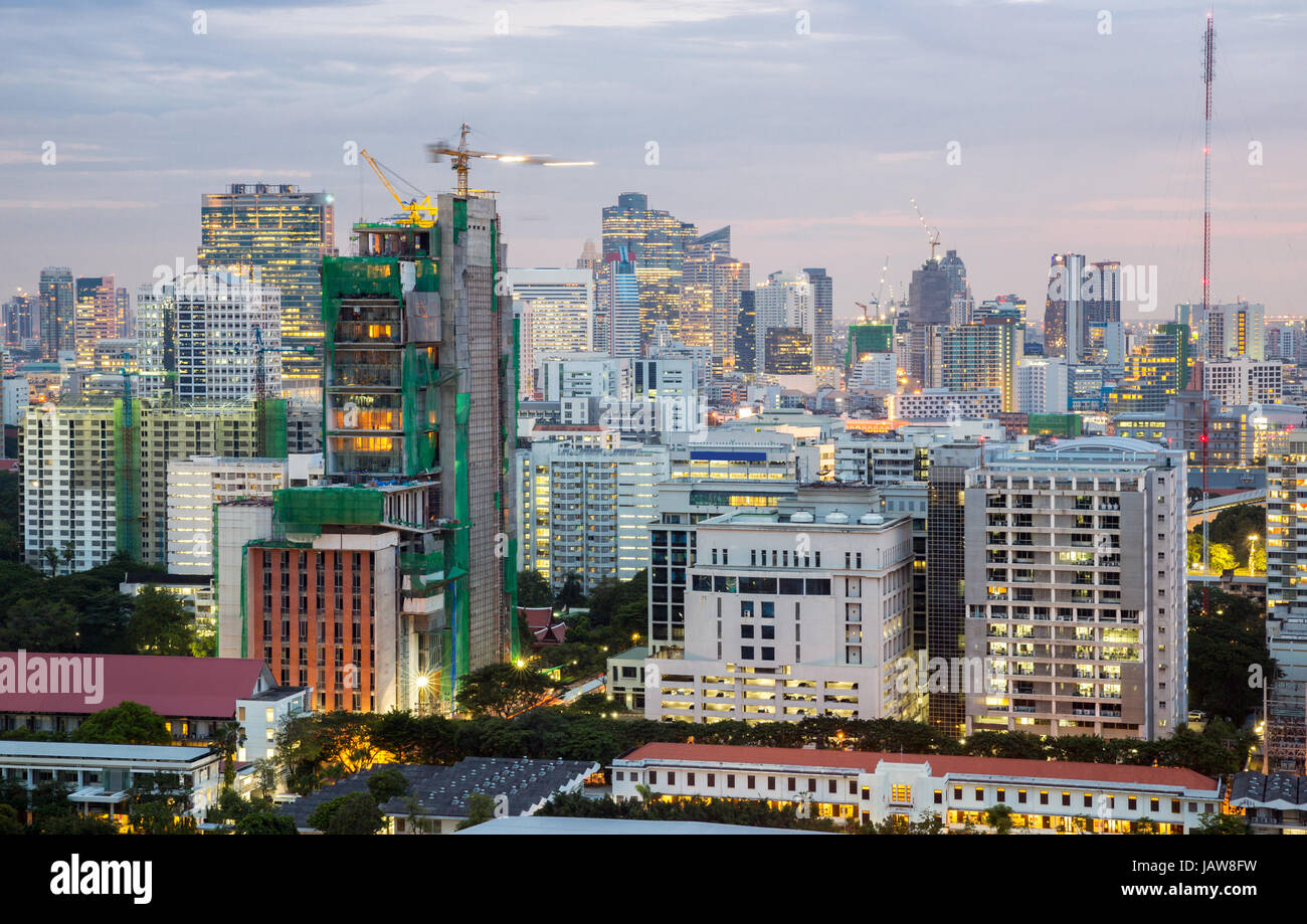 Vista aerea del centro cittadino di Bangkok in una zona commerciale di notte Foto Stock