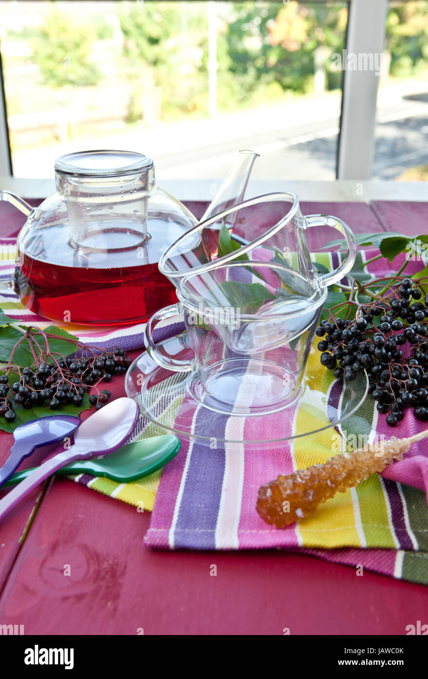 Fruechtetee mit frischen Holunderbeeren Foto Stock