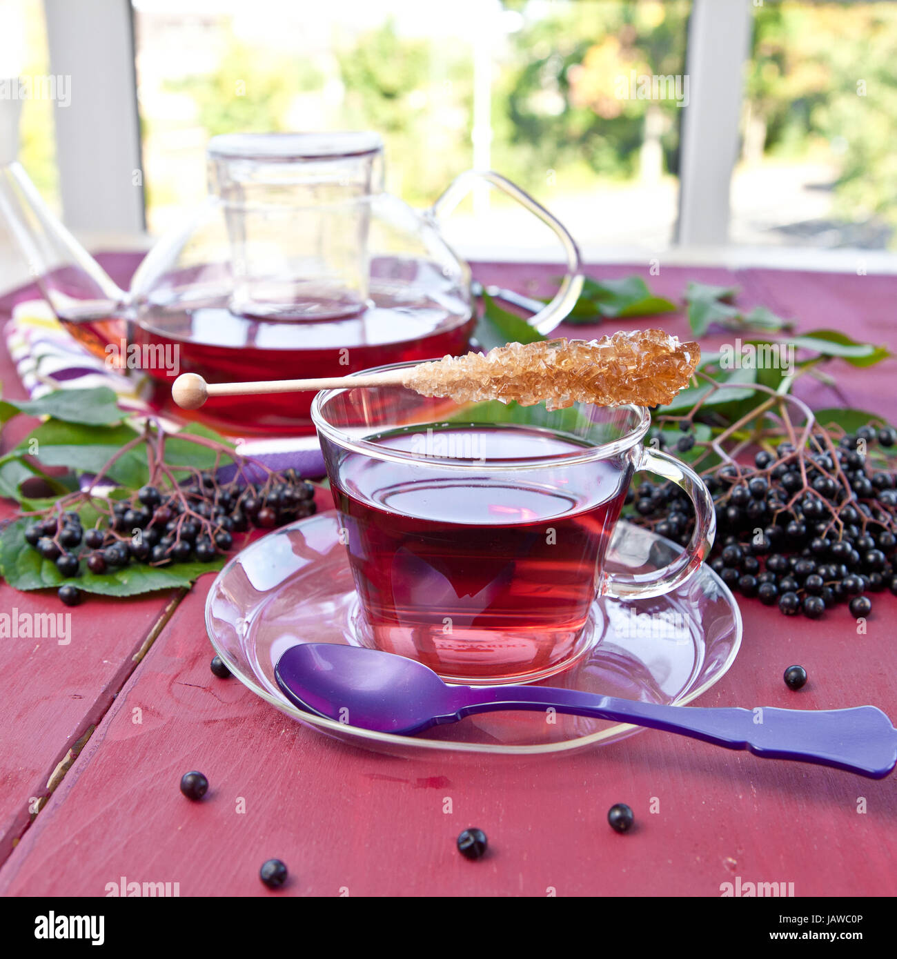 Fruechtetee mit frischen Holunderbeeren Foto Stock