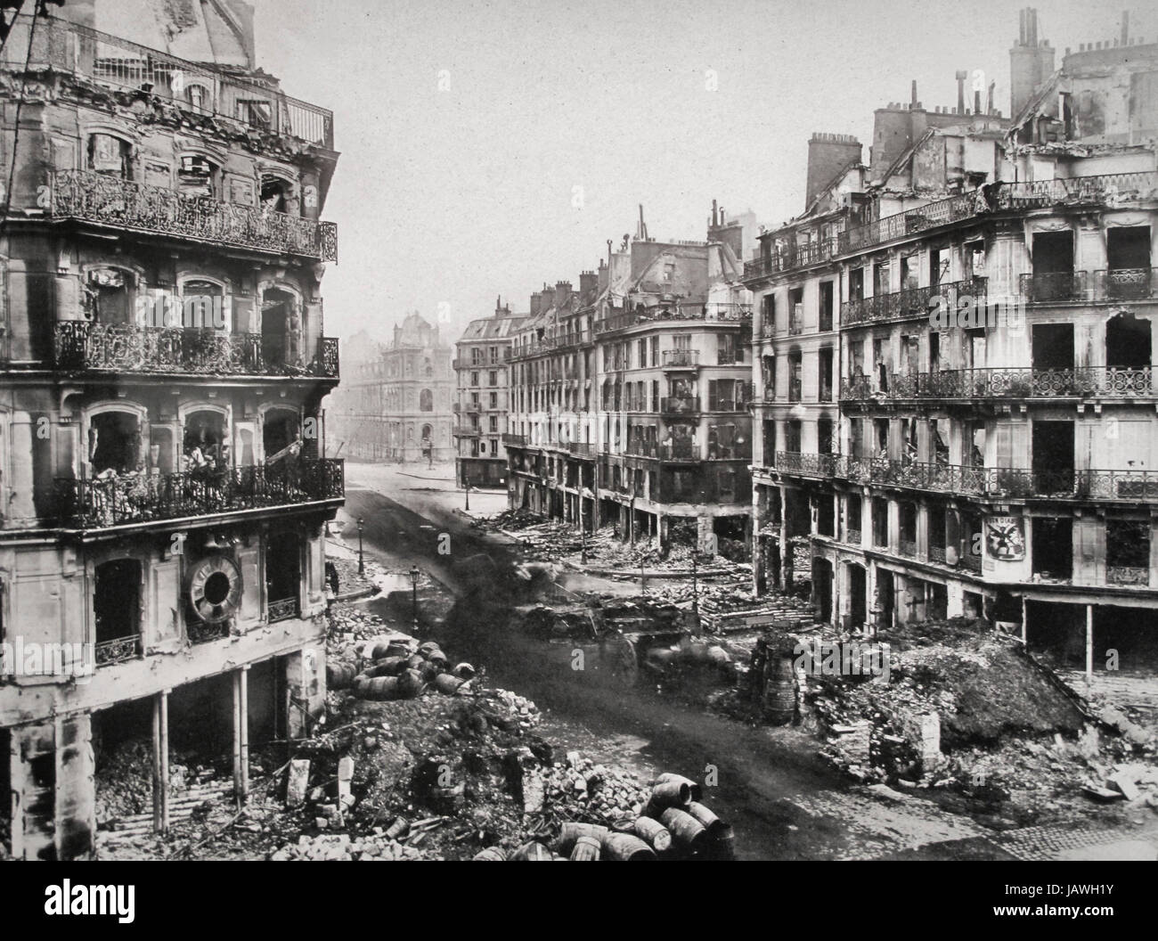 La rue de Rivoli dopo gli scontri e gli incendi del Comune di Parigi, Parigi. In background, l'Hotel de la Ville de Paris 1871 Foto Stock