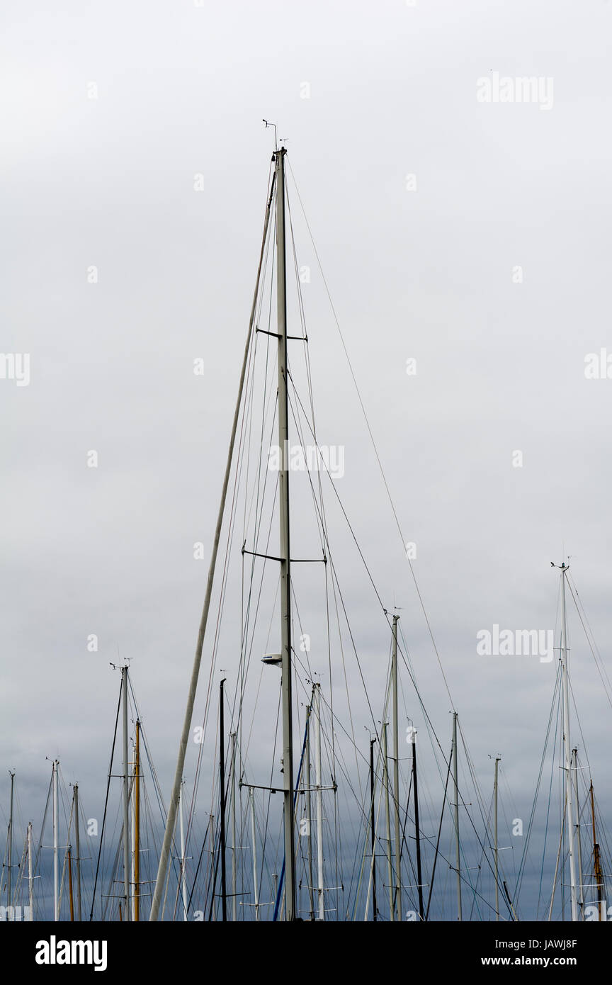 I mast yacht ormeggiati in un porto sicuro. Foto Stock