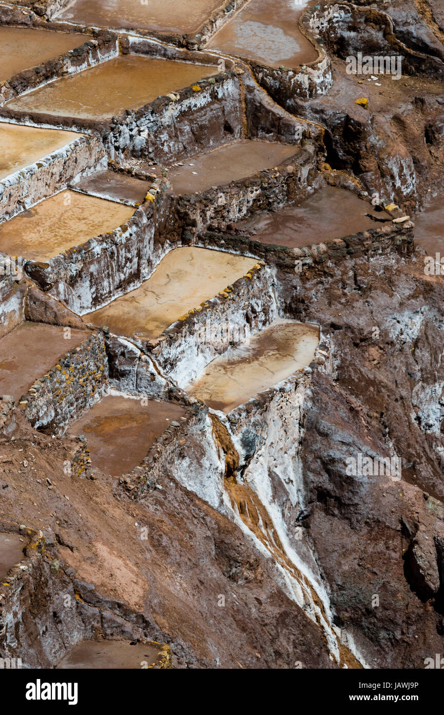 Un Inca miniera di sale composto da molla salato stagni di acqua che evapora. Foto Stock