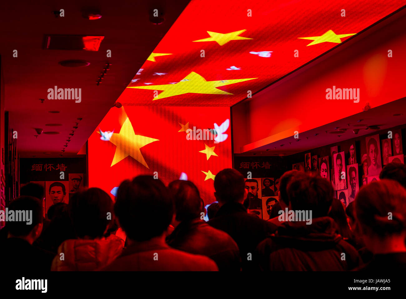 Persone che guardano film di propaganda, sito del primo Congresso nazionale del Partito Comunista Cinese, Xintiandi, concessione francese, Shanghai, Cina Foto Stock
