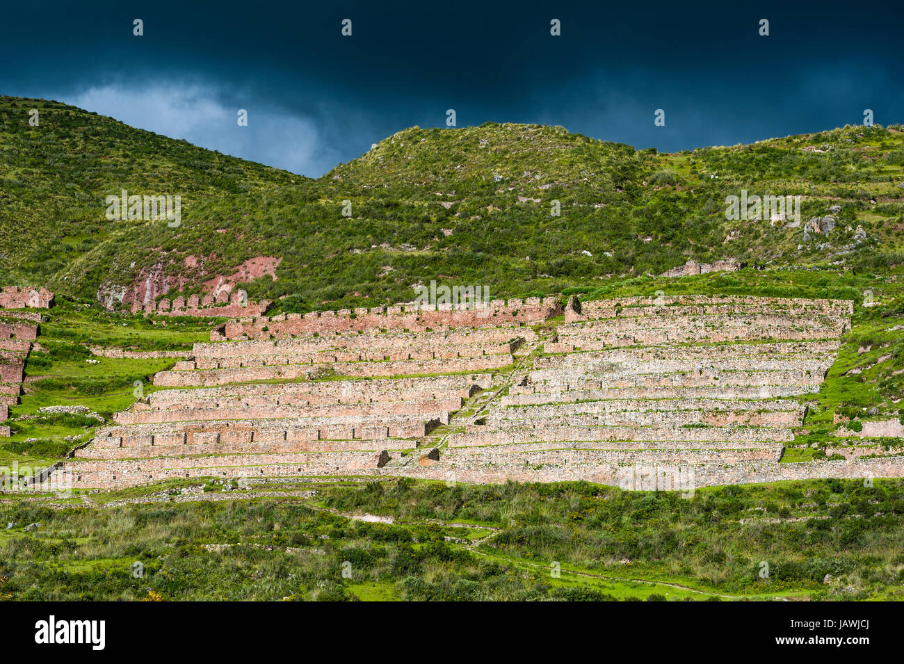 Un antico granery Inca su una collina dove il grano è stato memorizzato nella catena delle Ande. Foto Stock