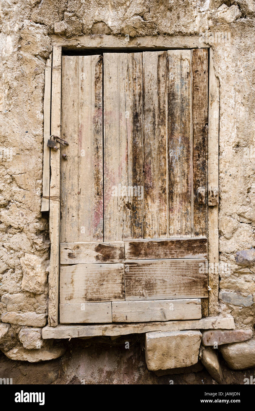 Un weathered porta di legno su una casa in un villaggio delle Ande. Foto Stock