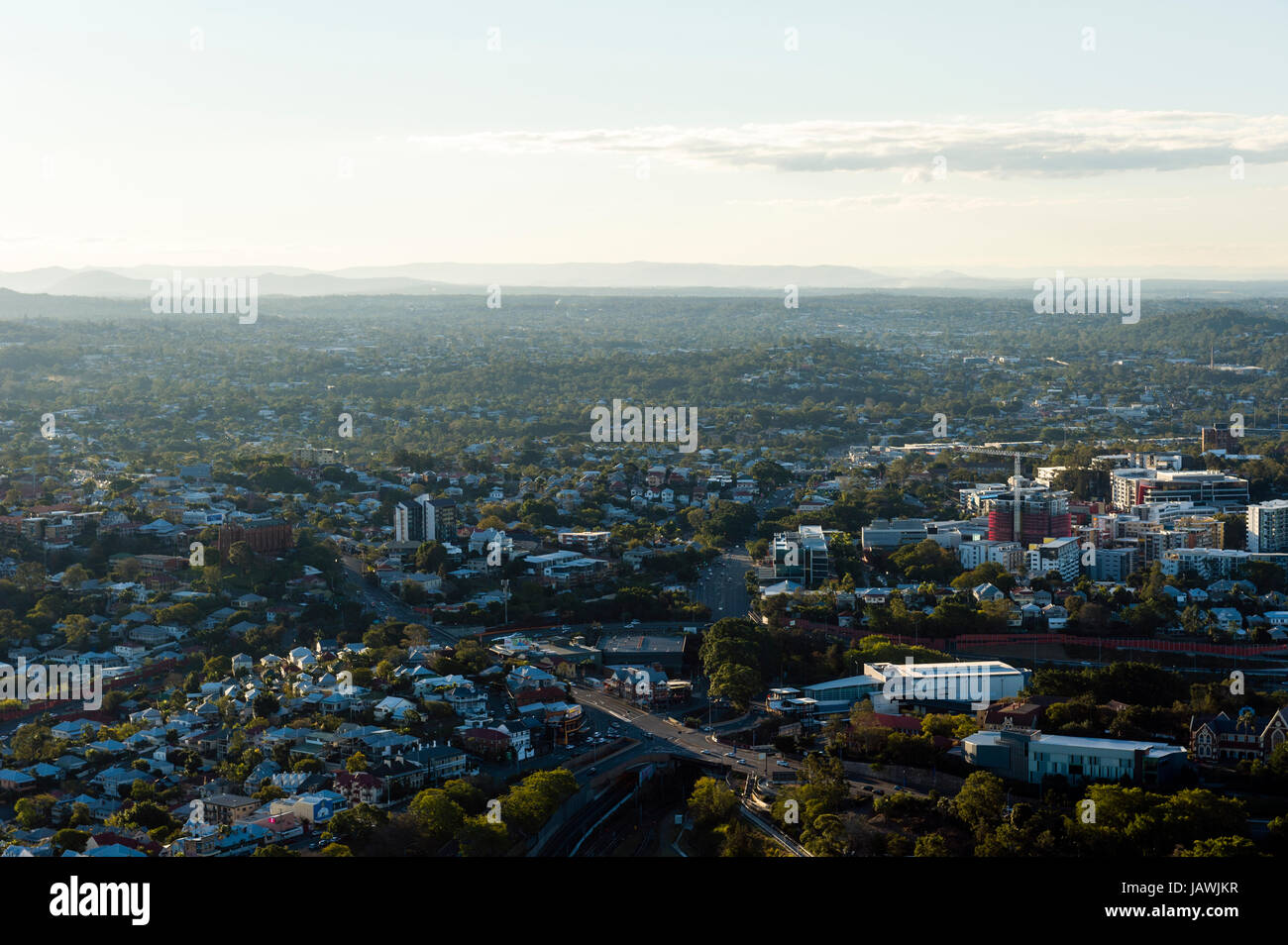 Albero verde tappeto tettoie per l'espansione delle periferie intorno a Brisbane il distretto commerciale. Foto Stock