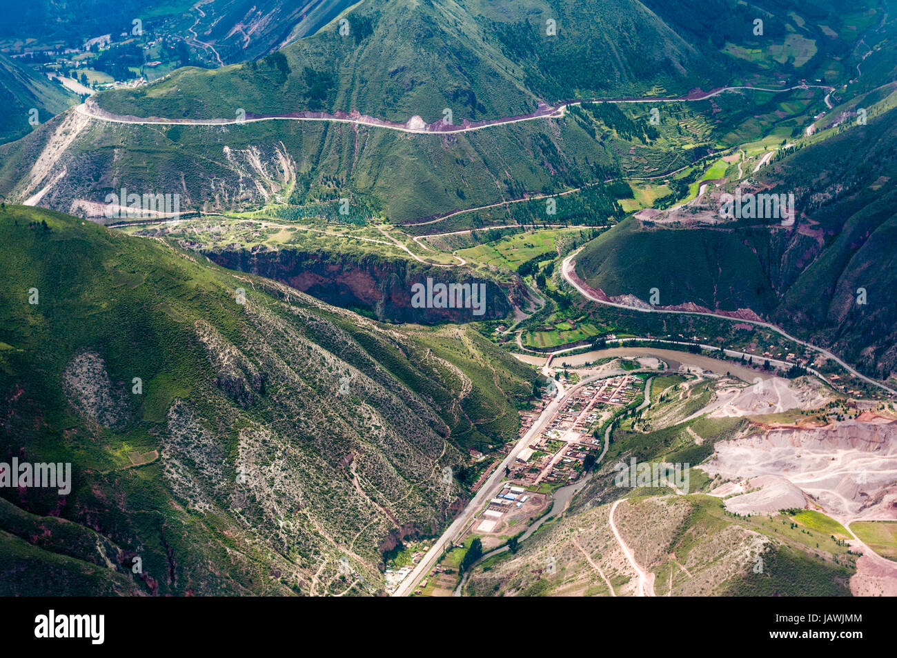 La deforestazione dove le strade sono scolpiti in un Andes mountain valley. Foto Stock