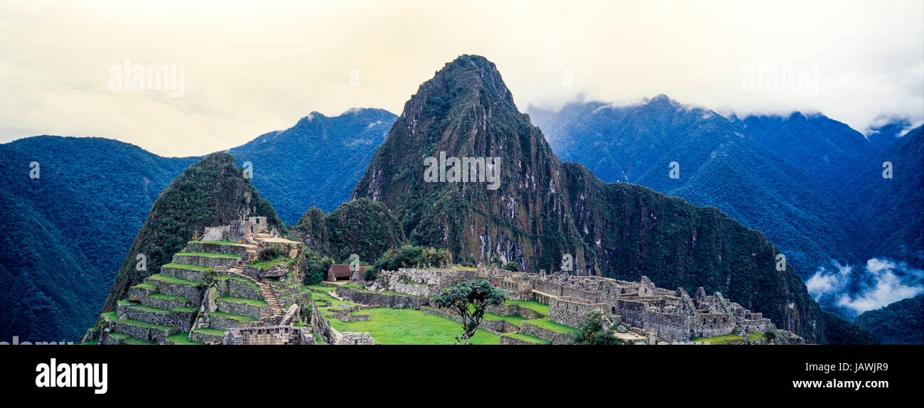 Le antiche rovine Inca alla base di Huayna Picchu nelle Ande. Foto Stock