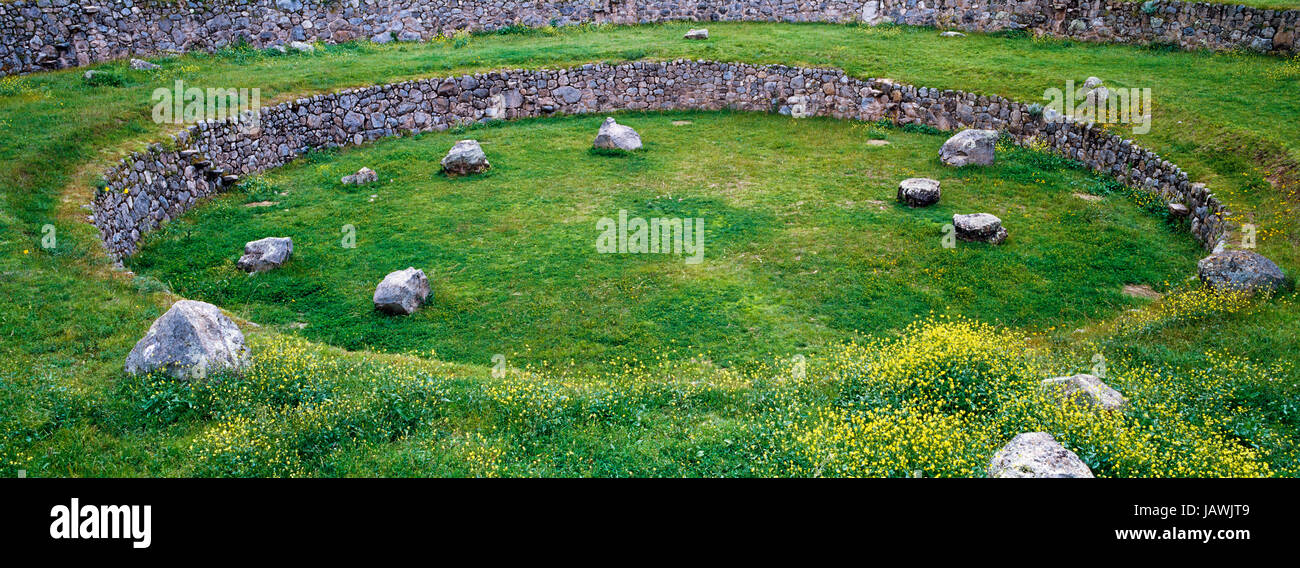 Un sito Inca con muro di pietra terrazzamenti per la coltivazione di colture agricole creando microclimi. Foto Stock