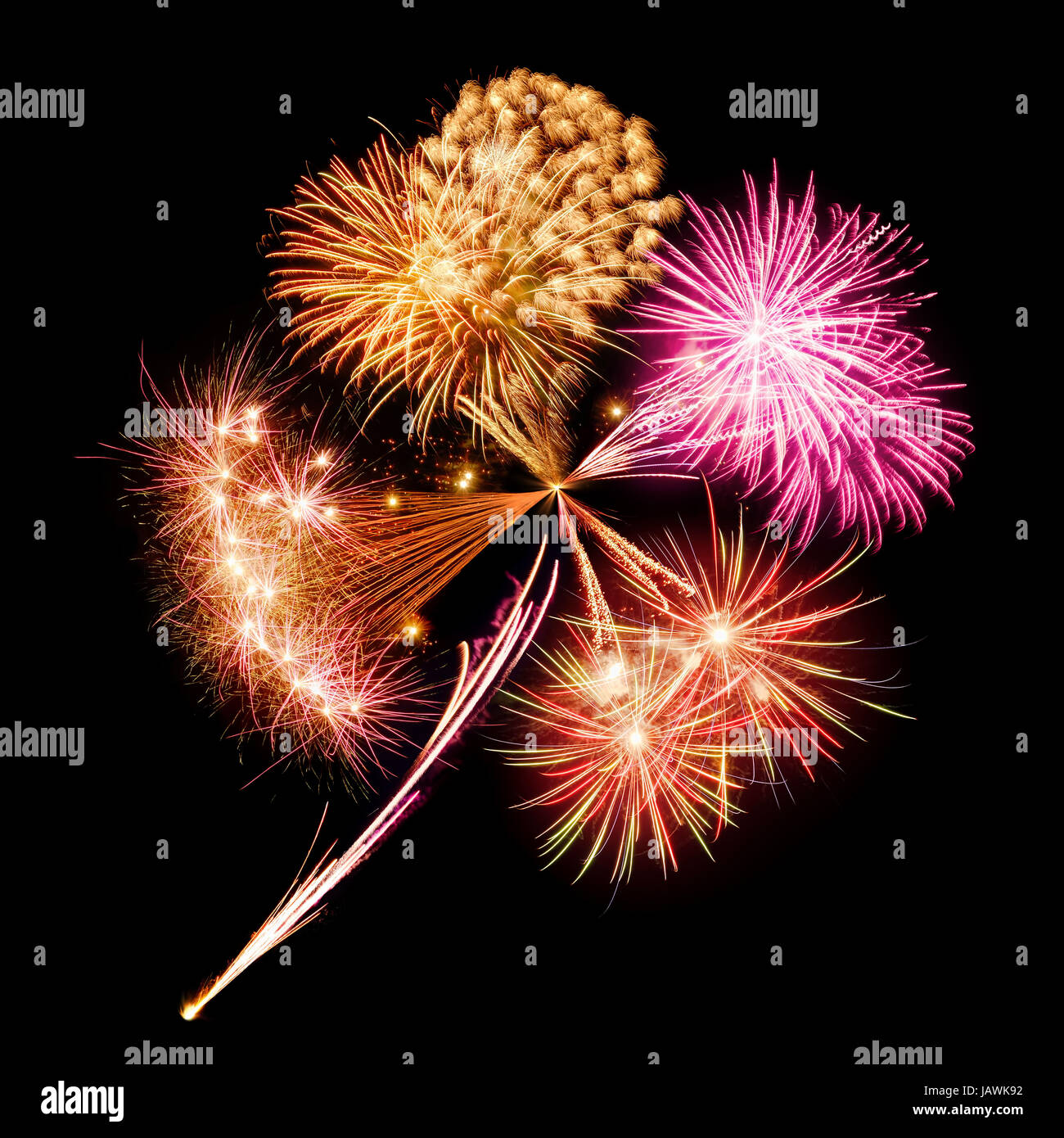 Konzeptbild von Feuerwerk in forma eines Kleeblattes auf schwarzem Hintergrund Foto Stock
