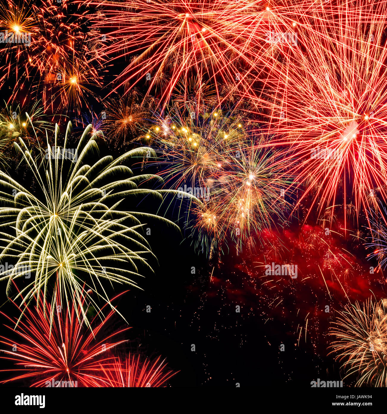 Spektakuläres Feuerwerk auf schwarz im formato quadratischen Foto Stock