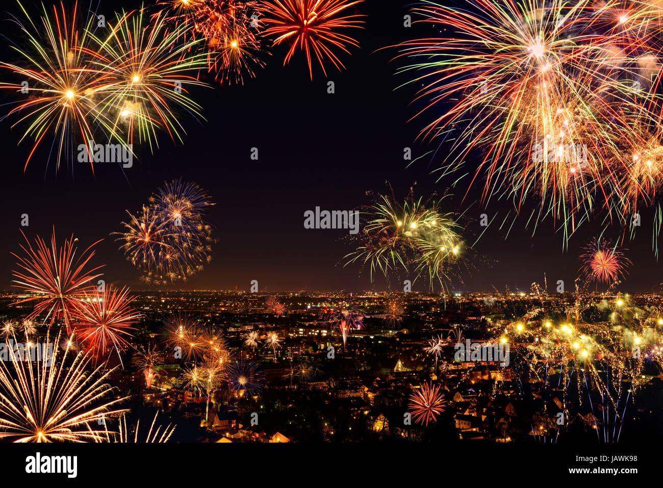 Buntes Lebhaftes Feuerwerk über einer Stadt, gesehen von oben Foto Stock