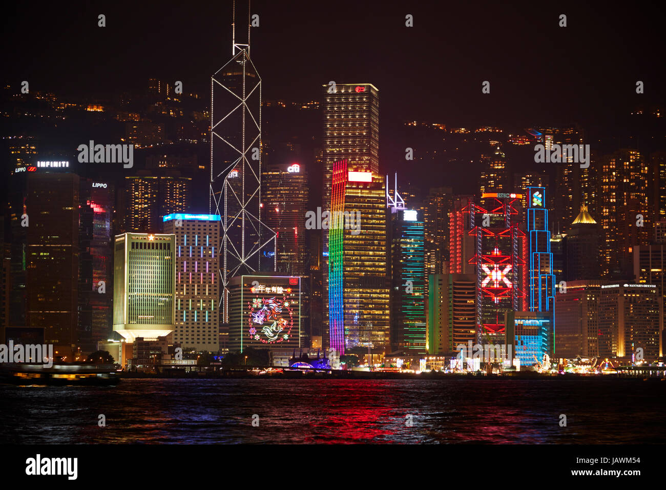 Victoria Harbour e spettacolo di luci sui grattacieli, centrale, Isola di Hong Kong, Hong Kong, Cina Foto Stock