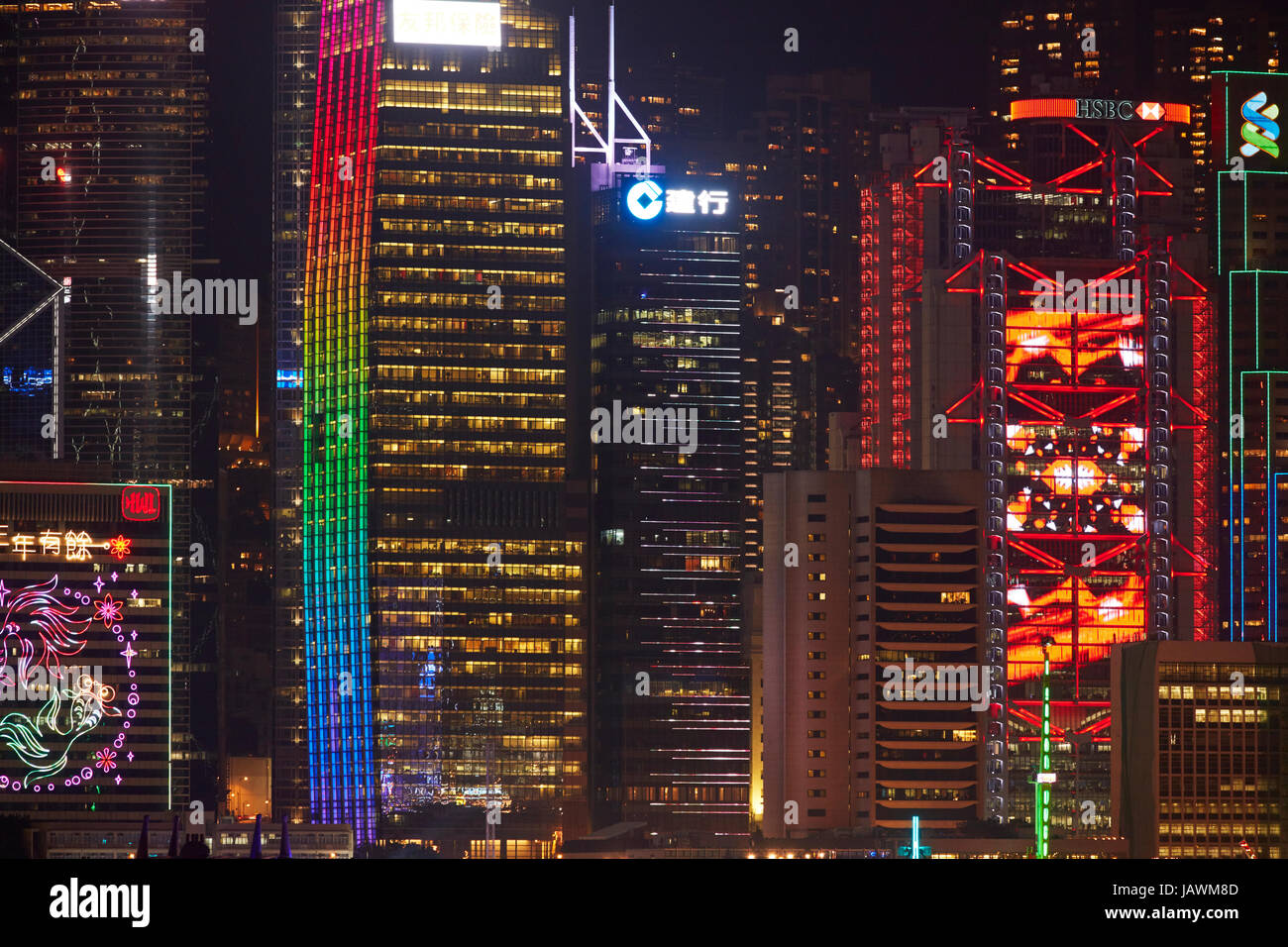 Luce che mostra sui grattacieli, centrale, Isola di Hong Kong, Hong Kong, Cina Foto Stock