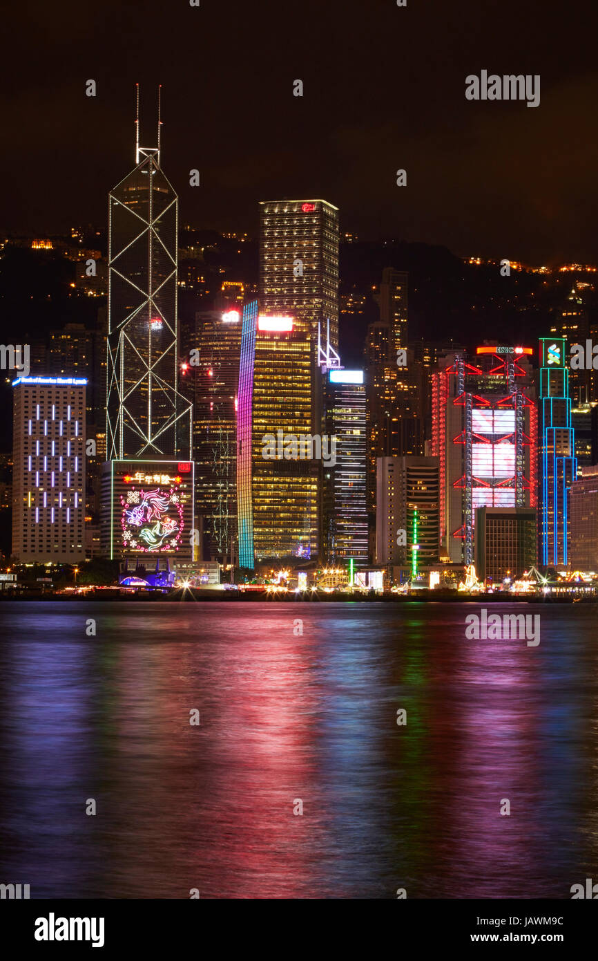 Victoria Harbour e spettacolo di luci sui grattacieli, centrale, Isola di Hong Kong, Hong Kong, Cina Foto Stock